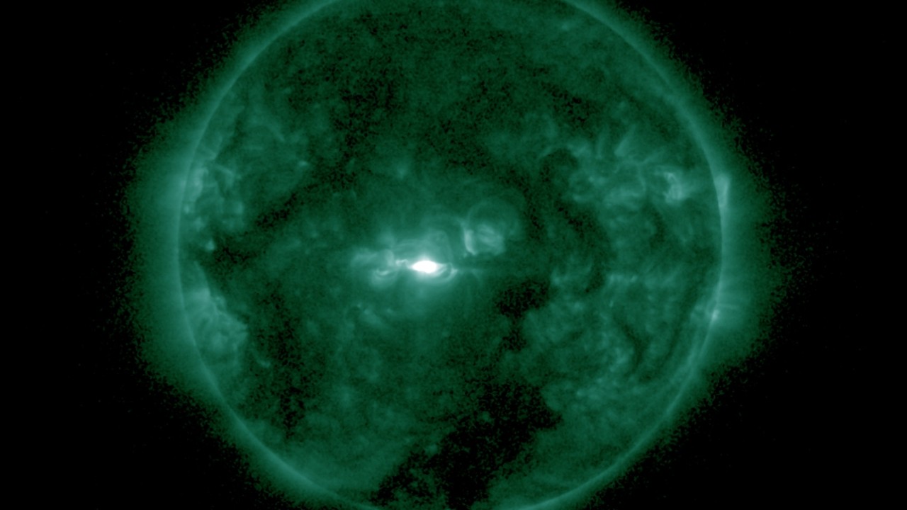 M6 Solar Flare Targets Earth, Observers Are Gathering | S0 News Aug.25.2026