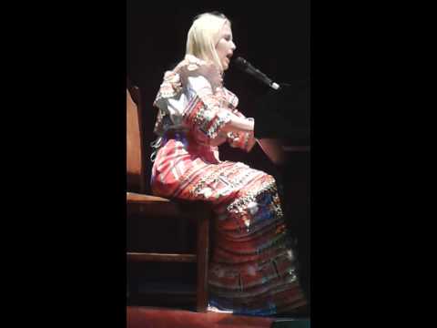 Stina chante adezzi saa ..live a bejaia