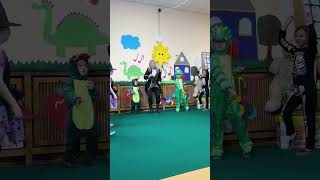 🦖 Hinter den Kulissen vom Dinosaurier-Tanz #shorts #simonesommerland #kinderlieder
