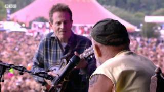 Seasick Steve performs 'It's A Long Long Way' at Reading Festival 2011 - BBC
