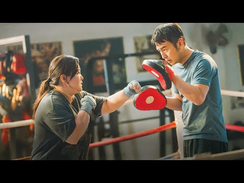 Bullied by her family and betrayed by her boyfriend, an fat woman trains to become a boxing champ