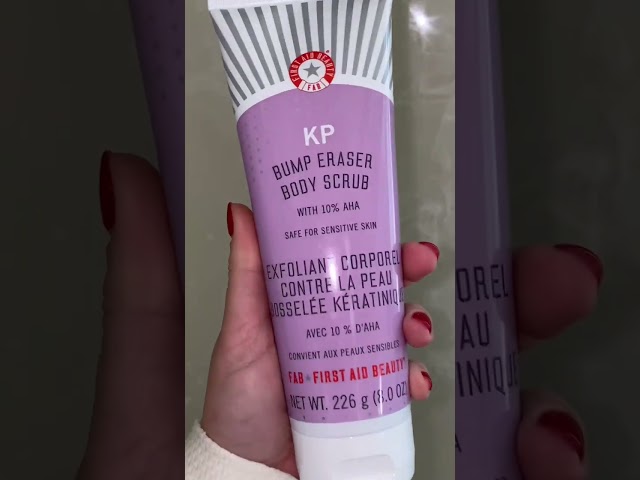 Vídeo relacionado con First Aid Beauty - KP Bump Eraser Body Scrub with 10% AHA, Keratosis Pilaris Exfoliater with Glycolic and Lactic acids, Helps Reduce Chicken Skin Bumps, Safe for Sensitive Skin, Strawberry Scent, 226g