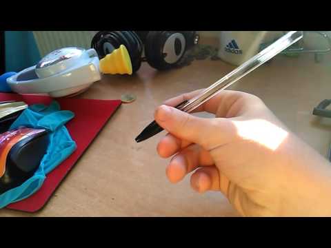 Tito faire tourner un  crayon autour de son pouce