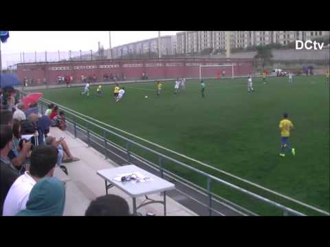 Ronaldo marca ajustado al poste ante la impasibilidad de la defensa del Buzanada