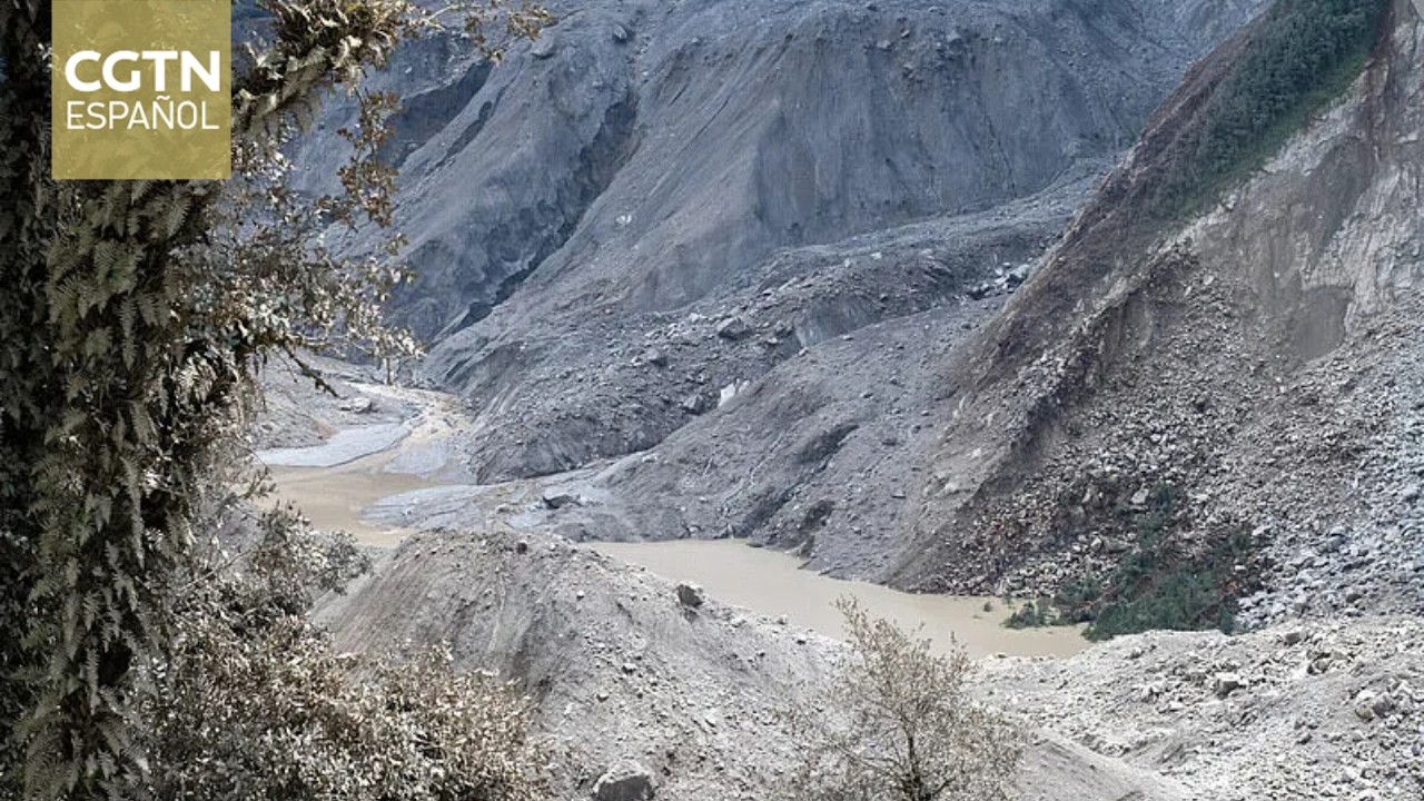 Equipos de rescate chinos evalúan el riesgo que supone el lago formado por deslizamiento en Gyirong