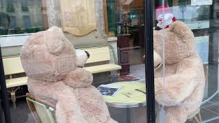  - 密になってるけしからんParisのカフェ Les Deux Magots.