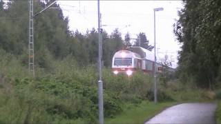 preview picture of video '24.07.2011 Night express train P265 To Kemijärvi passes Toppila. Sr2 3207 locomotive pull train.'