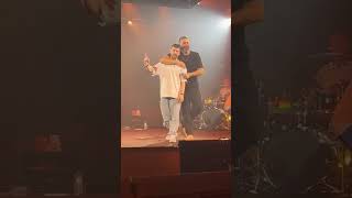 בר קופרשטיין על הבמה עם התקווה 6 (חדשות ערוץ 7) - התמונה מוצגת ישירות מתוך אתר האינטרנט יוטיוב. זכויות היוצרים בתמונה שייכות ליוצרה. קישור קרדיט למקור התוכן נמצא בתוך דף הסרטון