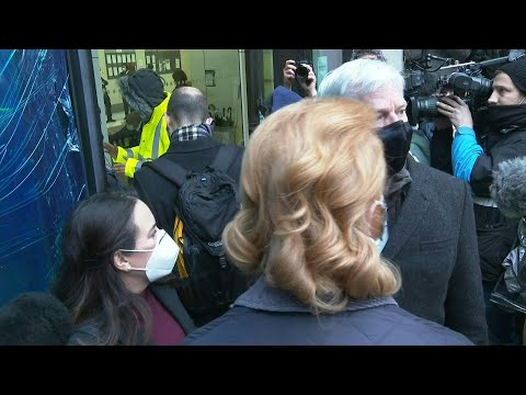 Assange's fiancee and WikiLeaks editor-in-chief arrive at court ahead of bail hearing | AFP