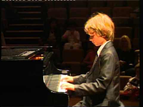 Lorin plays piano: Walking Bass during final of Concours Musical de France