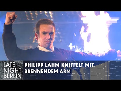 Arm brennt! Würfelt Weltmeister Lahm trotzdem einen Kniffel? | Late Night Berlin | ProSieben