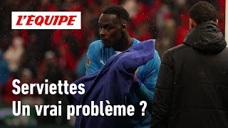 Pourquoi les serviettes posent-elles un problème dans le football ?