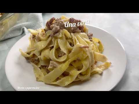 Pasta al forno con besciamella leggera e salsiccia