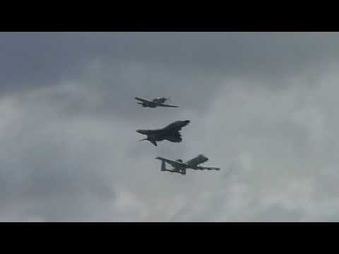 Spirit of STL Airshow 2006 - F4 / A10 / Mustang - Heritage Fight