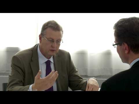 Harri Lindellin haastattelussa pastori Mika Ebeling.