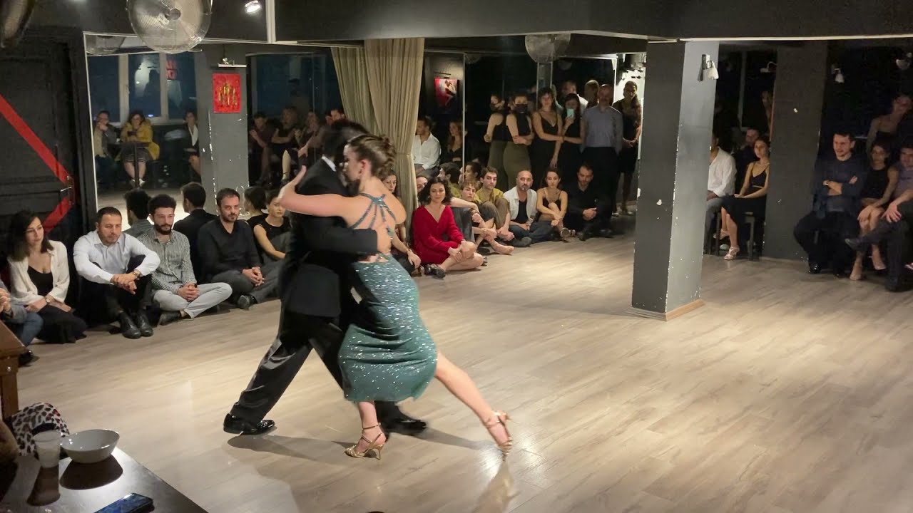 Video thumbnail for Agustina Piaggio & Carlitos Espinoza.  La Cachila/Osvaldo Pugliese  Otra Milonga 15.10.2021