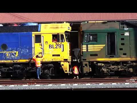 9154 up grain crawls into Maryborough Victoria