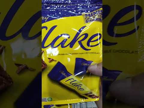CADBURY FLAKE CHOCOLATE MINIS #satisfying #chocolate #sugar #asmr #shorts