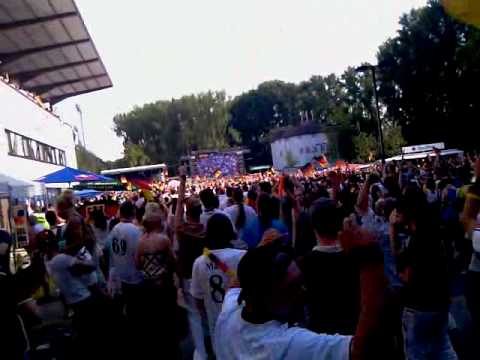 WM 2010 Viewing in Neuss Pferde Rennbahn    Das 4:1 für Deutschland fällt !!
