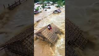 Download lagu Suasana terjebak diatas rumah saat banjir bandang#s mp3