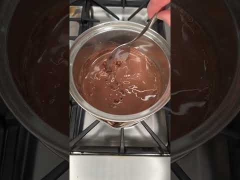 Chocolate Fondue #chocolatefondue #fondue #easyrecipes #easydessert #valentinesideas