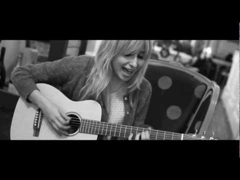 Video thumbnail for La mujer mayúscula y el mar
