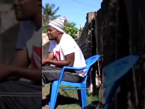 Mano azagaia cantando acapella de da música "Ai de nós"