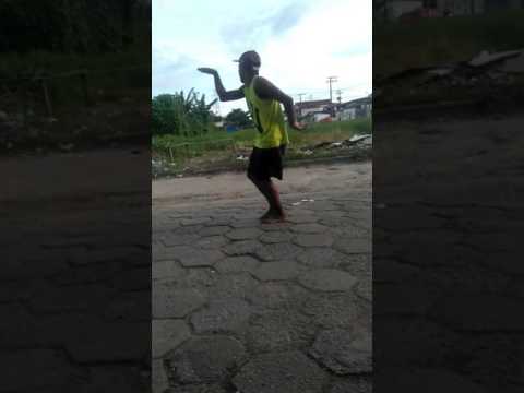 Neguinho do k-tarina embrazando