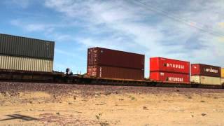 preview picture of video 'BNSF intermodal flat out through Cadiz, Ca'