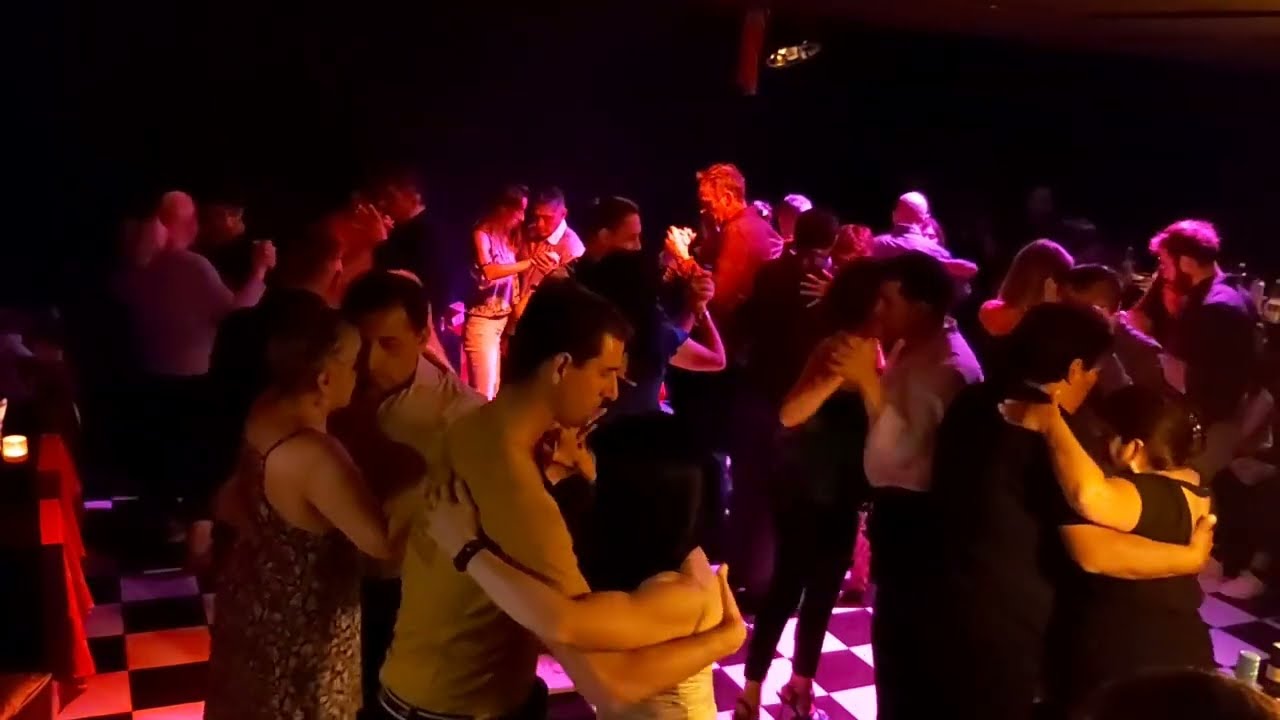 sólo quedan cenizas de todo lo que ayer fue; yo soñé un mundo de amor y de esperanza la noche que🎵🎵🎵