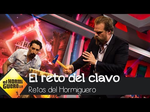 David Harbour derrota a Pablo Motos en el reto del clavo - El Hormiguero 3.0