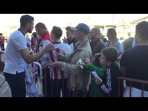Graziano Pelle signs autographs for Southampton fans