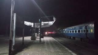 preview picture of video '12222 Howrah Pune AC duranto express overtake 5 hrs late baruni gondia express at murhipar'