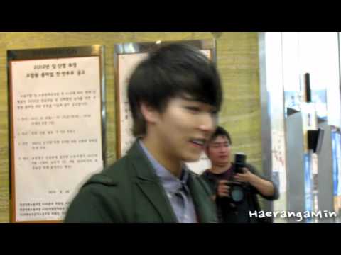 [Fancam] 121012 Sukira Sungmin - 로비 출퇴근 (팬들과 사진찍기~!)
