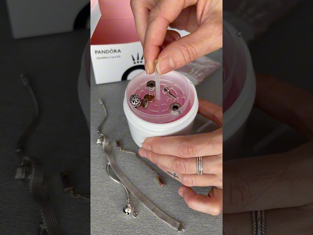 Vídeo relacionado con PANDORA Moments 793649C01 - Abalorio de Carl y Ellie de plata de ley, compatible con pulseras Moments de Disney Pixar, Rot, Plata de ley, No es una piedra preciosa