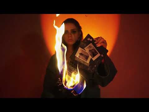 Julia Svacinna - I Still Love You