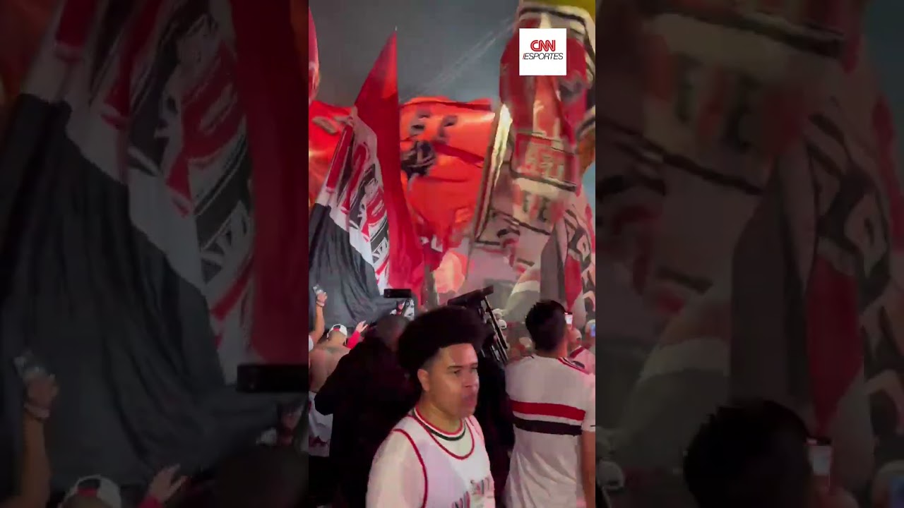 Torcida do São Paulo conduz ônibus até o Morumbis | CNN ESPORTES