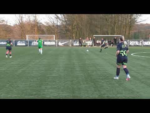 FC Irlande Auderghem - RAAL La Louvière Women on 08.03.2025: a save from the goalkeeper!