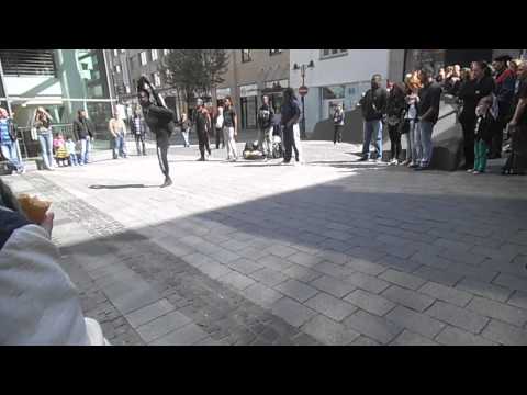 Schwarzer Tanz im weißen Wuppertal