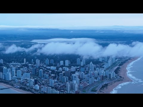 Punta del Este en un día gris, el Cerro Pan de Azúcar tras la lluvia.
