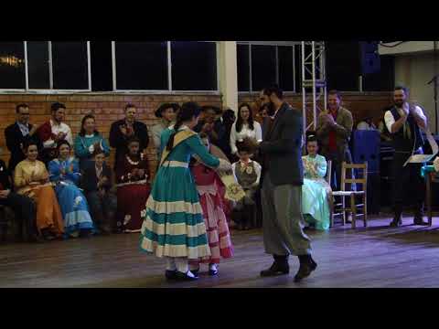 Amanda recebendo faixa Prenda Mirim CTG Chegando no Rancho