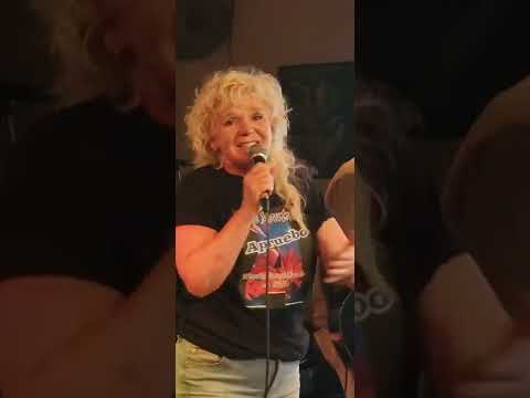 Francesca Gagnon la voz de Allegria en el Cirque du Soleil cantando y apoyando al Apruebo