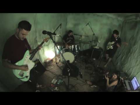 Sesiones Ensayo: Siempre llueve al atardecer - "Sé que estás corriendo"