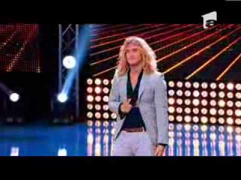 Bisbal de Romania, cu voce de Bolton si un trandafir, o cucereste pe Delia