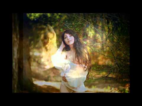 Balta roze nozied dārza malā