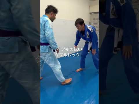 イツキの鋭いダブルレッグ。2段の踏み込みが相手を崩していますね