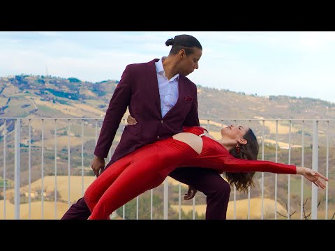 Salsa version of "Bruno Mars - The Way YouAre" Dancers Wilmer y María