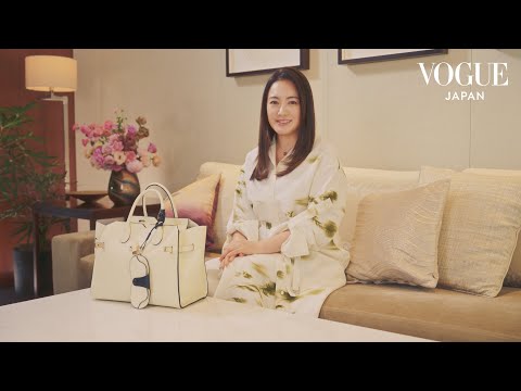 仲間由紀恵のバッグの中身は? セルフケアグッズやお気に入りの文房具などを紹介。| In The Bag | VOGUE JAPAN