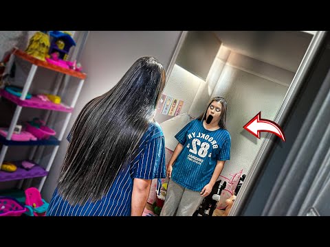 ENCONTRAMOS A LARISSA FALANDO COM O ESPELHO E ESTAMOS MUITO ASSUSTADAS!