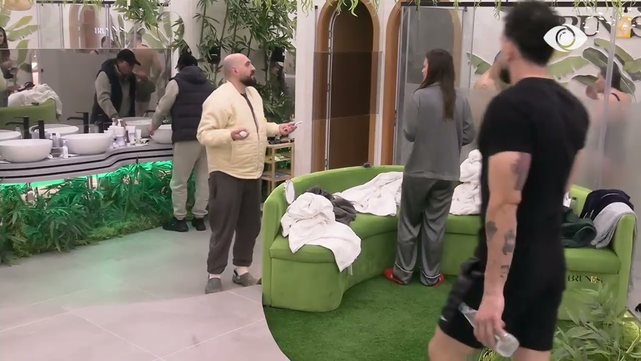 Valbona i hedh ujë G Banit, teksa banori është duke bërë dush